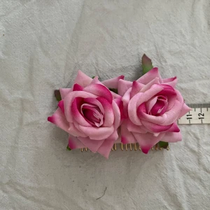 hårblommor hår blomma ros rosor rockabilly pinup raggare  - Oanvänd. I fint skick.