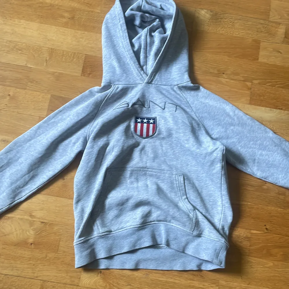 Hoodie ifrån gant, strl 146/152 nypris 899 kr. Hoodies.