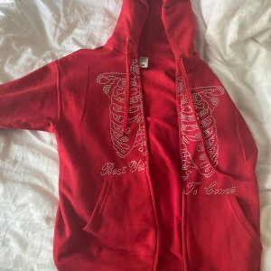 Röd Rhinestone Hoodie  - Zip up från Best yet to come, alla rhinestones är kvar 