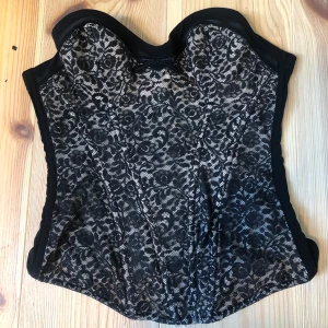 Corset från Lou Paris  - Superfin corset från Lou Paris. Står inte storlek men skulle säga att det är storlek S. Den är formad för kroppen. 