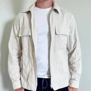 Beige jacka från H&M - Manchestertyg. Stor i storleken, men som M, eller oversized S. Fint skick😊