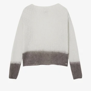 Vit och grå stickad tröja - En bekväm vit stickad tröja med grått mönster vid ärmslut och nederkant. Tröjan har långa ärmar och en lös passform. Ny pris 300❤️