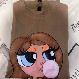 Ny tshirt - Är oversized och mycket fin. Är helt oanvänd och ny med prislappen fortfarande på. Köparen står för frakten ❤️