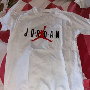 Helt ny jordan tröja - Helt ny och oanvänd tröja som man ser då den är vikt. Är 100 procent bomull. Köptes utomlands.  Köparen står för frakten ❤️