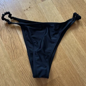 Bikini - Svart bikini som aldrig blivit använd. Storleken är XS men passar mer som M
