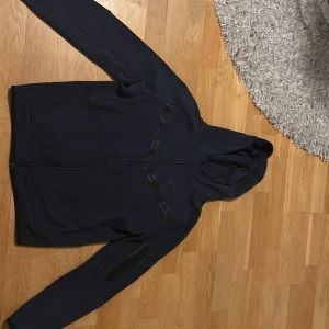 Nike tech fleece - Blå Nike tech fleece. Bra skick men lite urtvättad. Har Används ett par gånger. Storlek 158-170