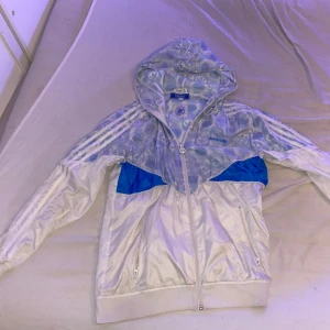 Adidas zip Hoodie - Adidas hoddie väldigt tun  nästan aldrig använd 