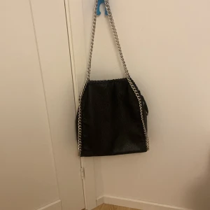 Tiamo väska - Jag säljer min jätte jätte fina Tiamo väska som är i storlek L, den säljs ändrat för att den inte längre kommer till användning❤️ kan sänka priset vid snabb affär, har en liten defekt, skriv om ni vill ha bild på den❤️ annars jätte bra skick💕