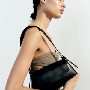 Zara väska - Oanvänd väska, från Zaras gamla kollektion. Pris i butik är 329 kr.