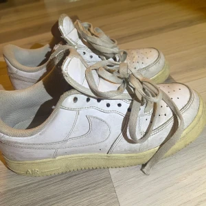 Nike airforce - skor  - Hej! Säljer mina airforce skor. Dem är använda och har defekter som ni ser på bilderna, ( snöret kan bytas ut och skorna tvättas innan det postas, och det kommer se mycket fräschare ut. Kom privat för mer frågor eller bilder 🤝