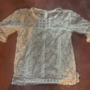 Vit spetstopp - En vit spetstopp. Frakt tillkommer!