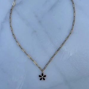 Halsband - Ett guldigt halsband med en svart blomma💓 Size: M, 40cm (Kedja gjort av rostfritt stål)