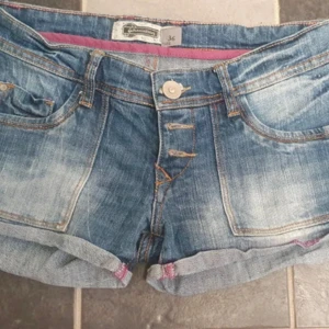 Lågmidjade shorts - Sååå snygga lågmidjade shorts. Jättebra skick 