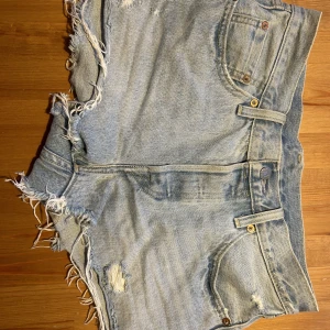Levis shorts - Supersnygga levis shorts i bra skick🩵 Stl 27 men skulle säga att dom sitter mer som en stl 26