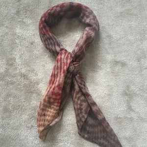 OUR LEGACY SCARF - Stilren scarf från OL, fint skick, inga skador.   