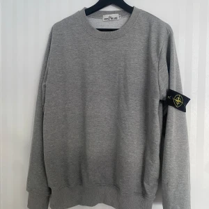 Stone Island sweatshirt - Fin stone island sweatshirt i utmärkt skick, inga skador eller nåt. Pris kan sänkas. M men sitter mer som L