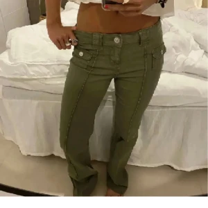 HM gröna jeans - säljer dessa gröna HM jeansen  Lägg prisförslag som bud 💓