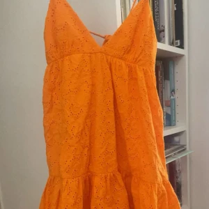SLUTSÅLD orange sommar klänning - Super fin sommar klänning i mycket bra skick. Klänningen är från Zara. Endast använd 3 gånger. Slutsåld på hemsidan. Kom privat om ni undrar något!💓☺️