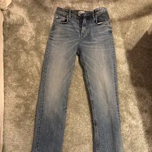 Jag säljer dessa 2 zara jeans i samma model, de är i väldigt bra skick  Båda har slits där nere  150kr styck