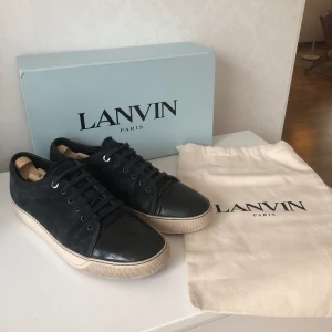 Lanvins med glans mörkblå - Säljer nu ett par Lanvins som är ganska andvända (8/10)… Captoen har några repor men inget som märks vid andvändning 🙌 Med skorna ingår även box o dustbag 👌 Priset är diskuterbart o jag svarar även på frågor! 😊