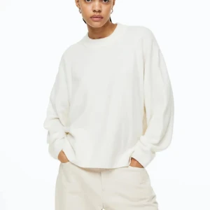 Stickad beige tröja från hm - Stickad tröja från hm som jag inte använder längre. Inga defekter och väldigt fin passform!!❤️❤️