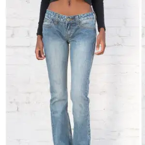 Hej!  Jag säljer mina super snygga jeans från Brandy Melville då det tyvärr inte passade mig.  Lågmidjade bootcut jeans i storlek S. Väldigt eftertraktade. Tveka inte på att höra av er, så svarar jag så snabbt jag kan :)  Med vänliga hälsningar Bella