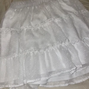 Kjol  - Säljer nu denna kjol för den inte kommer till användning. Köpt på New yorker för 150kr