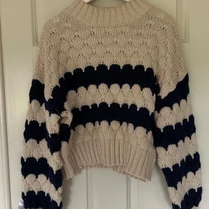 Stickad tröja  - Stickad tröja   Varsamt använd 