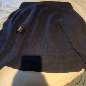Stone island Kashmir  - Helt ok skick. Den kostar runt 5 tusen. Den passar runt 140 cm till 150 cm. Endast Göteborg  