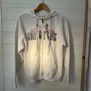 Rare one of one hoodie - Bra skick men har tappat några rimestones