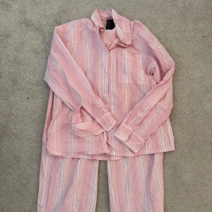 Fint pyjamas sett - Fint pyjamas sett från hm. Storlek S. Raka pyjamas byxor.