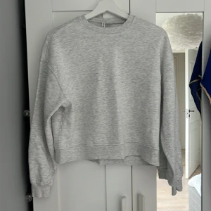 Fin ljusgrå Tröja från H&M - Använd 2-3 gånger men skicket ser nytt ut, len i insidan, är i storlek S