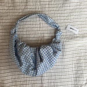 Blårutig väska - 35 x 18 cm,oanvänd med lapp kvar på,jättefint skick och härligt material