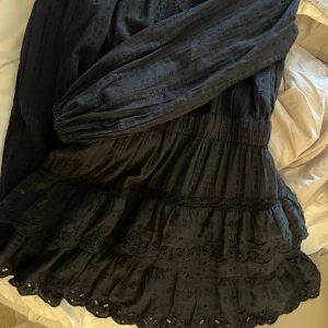 Broderad klänning - Säljer denna svarta broderade klänningen från zara. Max använd 4 gånger. Säljer då den inte kommer till så mycket användning 