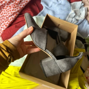 Blankens pumps; Riverside - Pumps i modellen ”Riverside” från Blankens i grå mocka. Stl 36, fint använt skick. Mockan kan putsas upp lite.