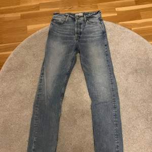 Säljer ett par jeans från Jack & Jones modell Chris storlek 27/32. Säljer de eftersom jag växt ur de. Jeansen är i bra skick. Hör av er vid intresse och frågor.