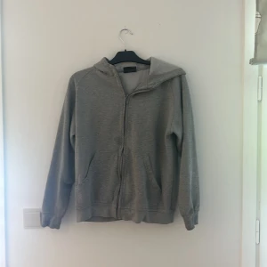 Ziphoodie  - Grå ziphoodie, använd men i bra skick 