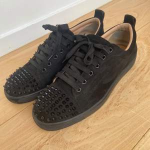 Säljer mina snygga mocka sneakers från Christian Louboutin. Skicka 8,5/10 och en spik borta. Storlek 47 men passar precis som 45. Har du några frågor så är de bara att fråga👍