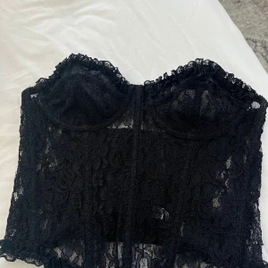 Balconette topp  - Svart balconette topp från Na-kd. Går att variera storlek på baksida. Endast använd vid utklädnad ett tillfälle. 