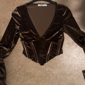 Crop top  - Endast använd två gånger, säljer då den är för liten för mig 