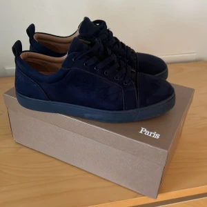Christian Louboutin - Tja, Säljer nu dessa riktigt feta loubsen i storlek 42. Skicket är 8.5/10. Låda+dustbag ingår. Hör av er vid minsta fråga eller fundering😀