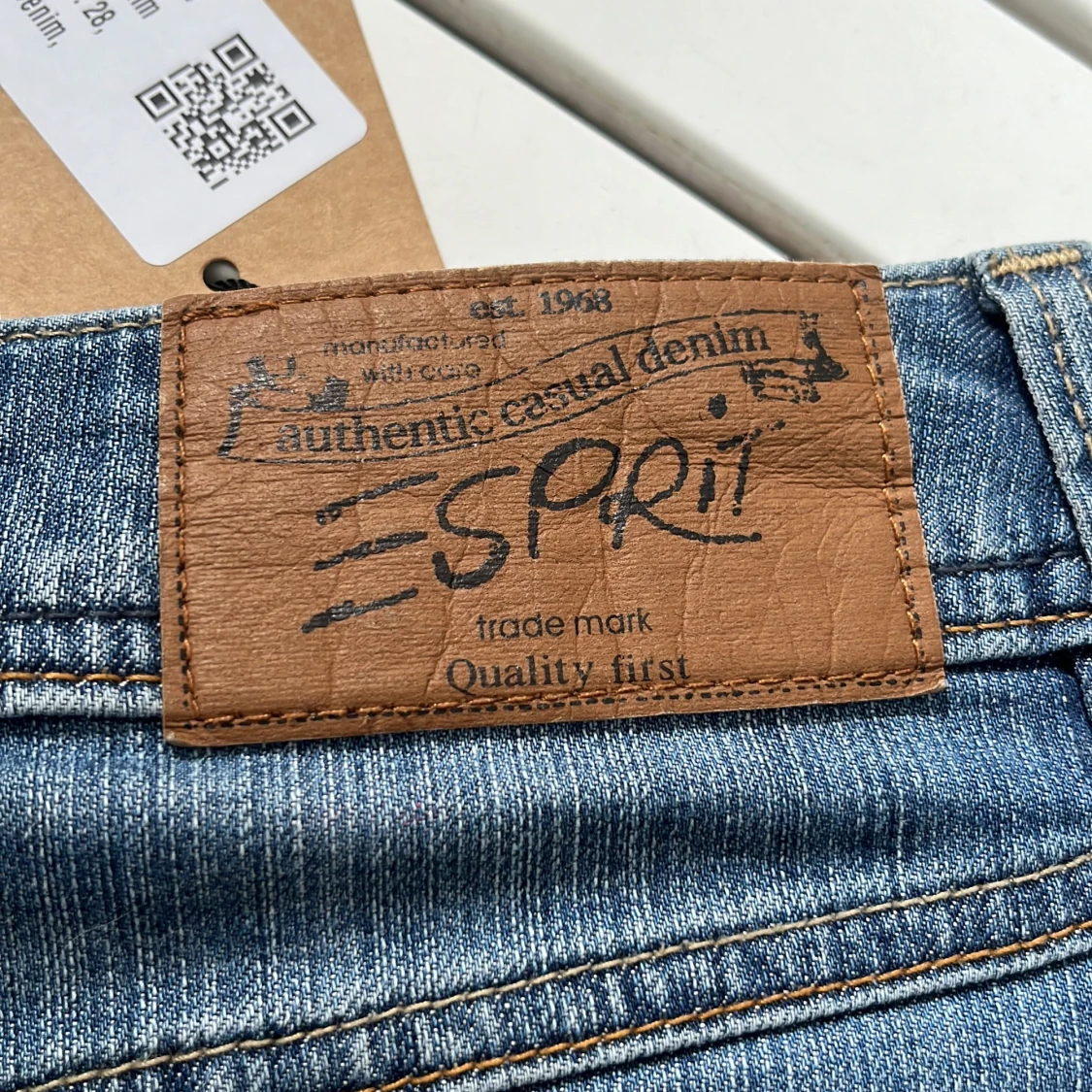 Lågmidjad jeanskjol med volang - 92