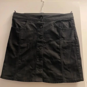 Jeans kjol  - Köpt på Gina tricot. Använd 2-3 gånger. Är i fint skick 