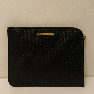 Kuvertväska Day  - Större kuvertväska från Day Birger et Mikkelsen 