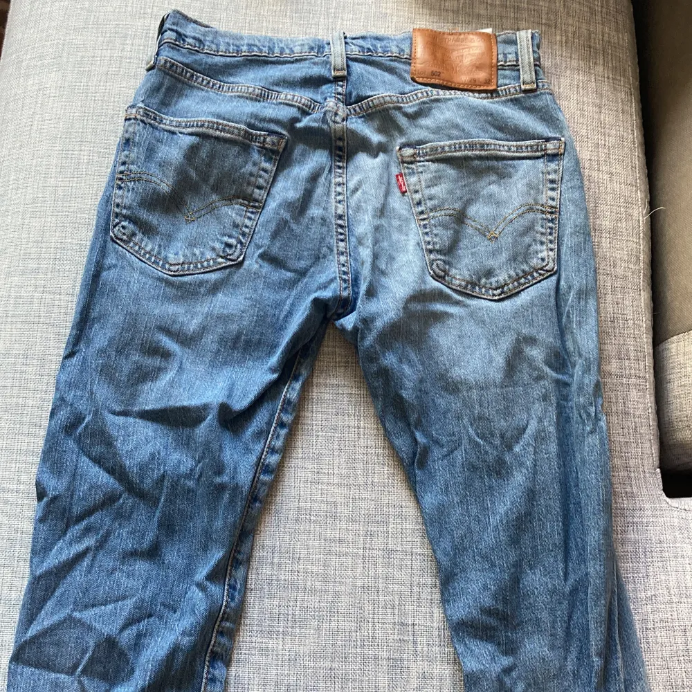 Levis 502 sitter som 501 fast mer slim jävligt snygga skick 10/10 w29 l32. Jeans & Byxor.