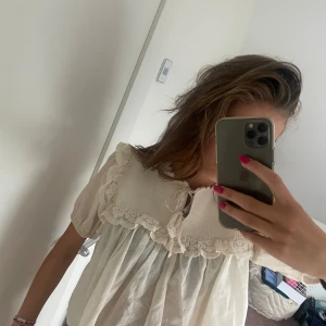 Zara blus - Säljer denna jätte söta blusen från zara som tyvärr inte kommer till användning, pris går att diskutera💕💕