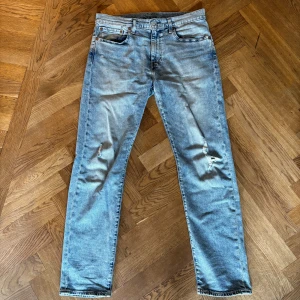 Levi’s 502  - Ljusa Levi’s 502 i fint skick säljes Använda ca 5 ggr.   Storlek W33 / L32  Nypris: Ca 1 250kr 
