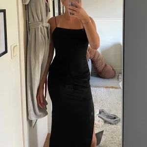 Lång klänning  - En svart skitsnygg långklänning med en skit snygg detalj i ryggen och en öppen rygg😍 inte använd en ända gång för den kom inte till användning🤗den är även väldigt skön med ett nice material