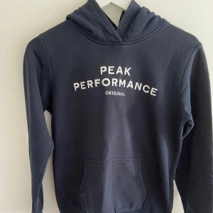 Hoodie  - Säljer min peak performance hoodie! Tröjan är i 8/10 skick! Priset kan diskuteras. Hör av dig vid frågor!