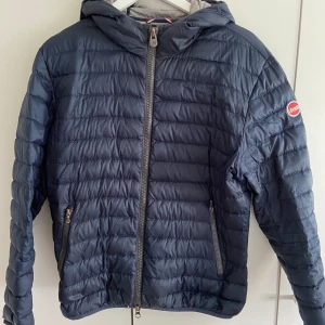 Colmar jacka  - Säljer denna snygga Colmar dunjacka! Ordinarie pris 3995kr! Mycket fint skick, men en liten defekt på luvan som inte syns när jackan är på! Storlek 50 vilket motsvarar S/M. Skick 9/10! Hör gärna av dig vid frågor eller prisförslag 😁